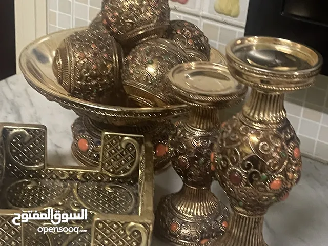 2 شموع و واحدة للمناديل وصحن مع كور