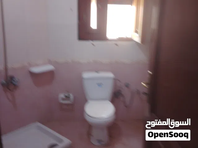 شقة 2 غرف نوم، مطبخ و صالة أكل و حمام و بالكونة  فى منطقة عائلية هادئة. عائلة صغيرة أو طلاب جامعة