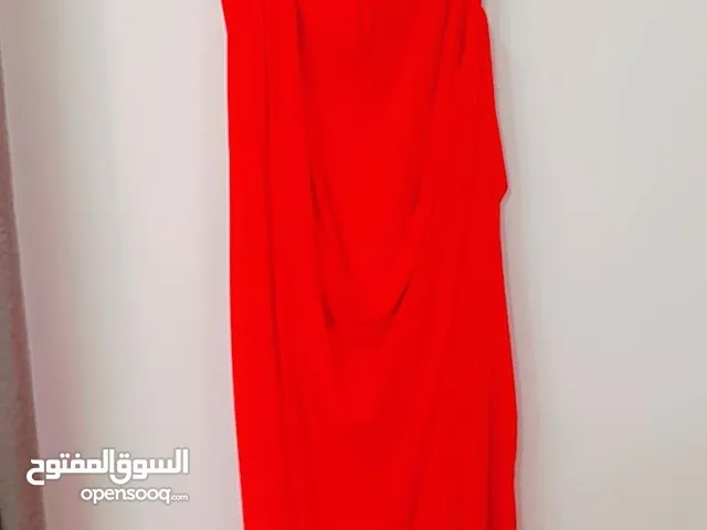 فستان احمر الطول 164 العرض 42