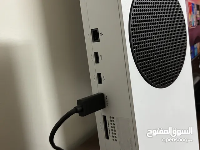 Xbox Series s شبه جديد مستخدم 3 اشهر والجهاز نضيف مش مفتوح ولا اي مشكله فيه