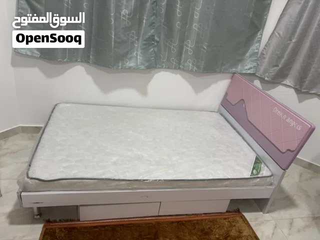 سرير بالمرتبة مستعمل