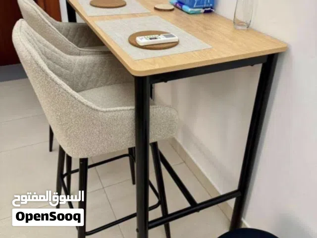 طوالة مع كراسي بار