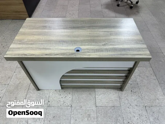 ميز مكتبي بحالة جدا جدا ممتازة للبيع