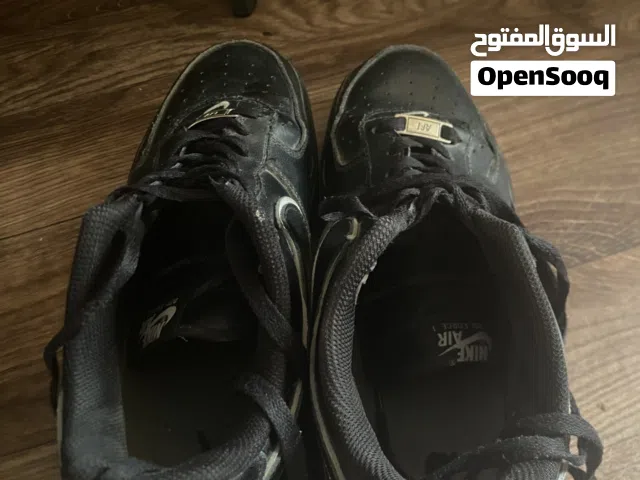 جزمة نايك Air Force 1 اصليه من نايك باللون الاسود بحالة جيده