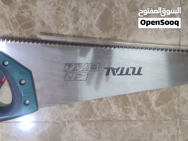 مطارق و مناشير و أقفال ابواب و مقابض أبواب و حقيبة عدة منزلية و أغراض أخرى