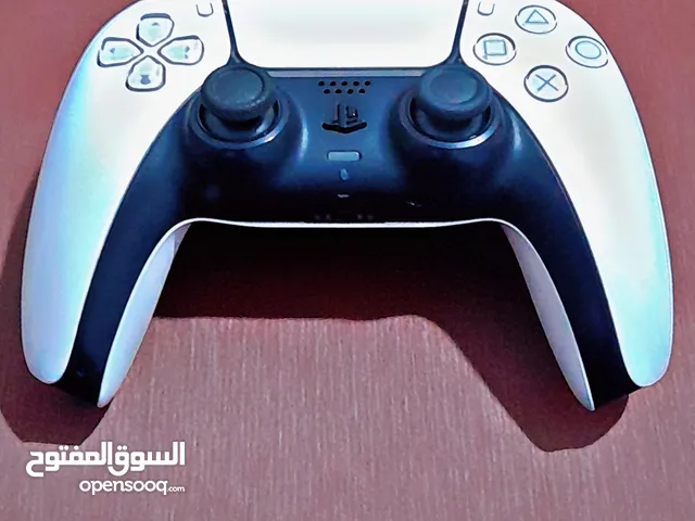 يد بليستيشن 5 نوع Sony استعمال خفيف وشغالة 100٪ وسبب البيع انها موجودة بدون اي داعي واضطريت ابيعها