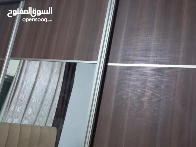 غرفة نوم تفصيل للبيع خشب ألماني لامنيت تتكون من تخت مجوز مع خزانة مع كمدينة عدد 2 مع تواليت بيرو