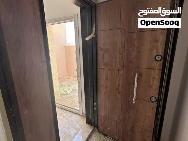 باب خارجي لشقة شبه جديد للبيع