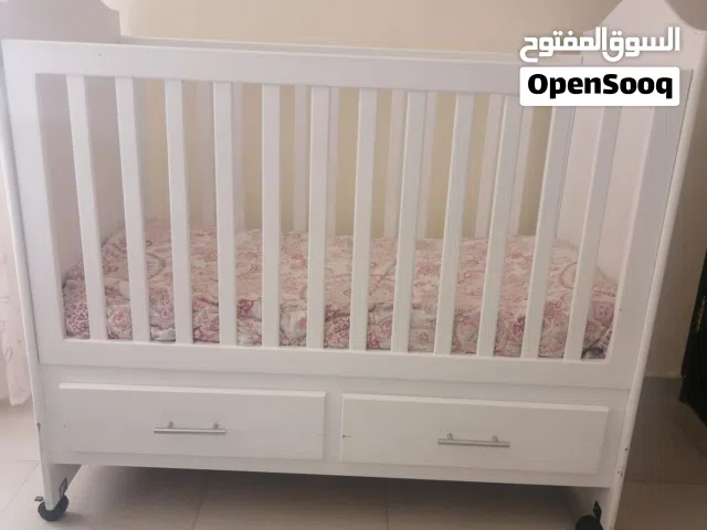 سرير أطفال للبيع بحاله ممتازه
