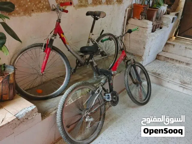 بسكلتين للبيع بسعر مغري ولي بدو ما بنقصر معوو