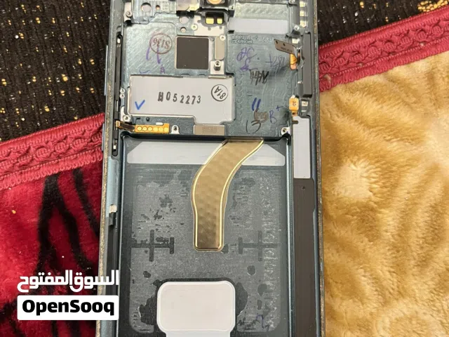 شاشه سامسونك التره s22للبيع مستعمله اصليه فقط فيها خط اخضر علئ طرف اليمين للشاشه