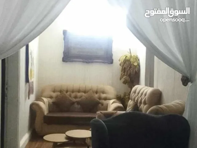 كنب خمس مقاعد وكورنر 11 مقعد بس ب100 وطاوله وسجاده وبرادي للبيع المستعجل