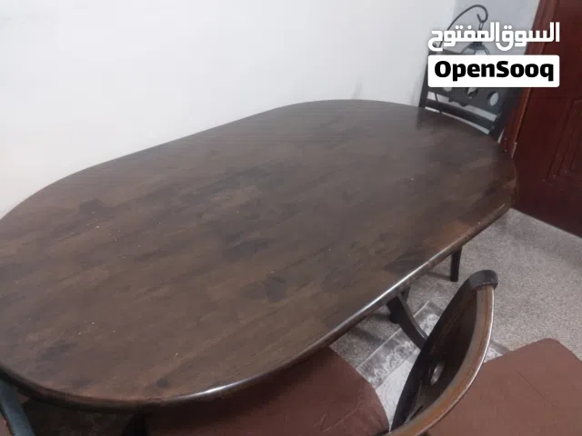طاوله سفرة خشب زان نظيفه معها 6 كراسي اللون بني