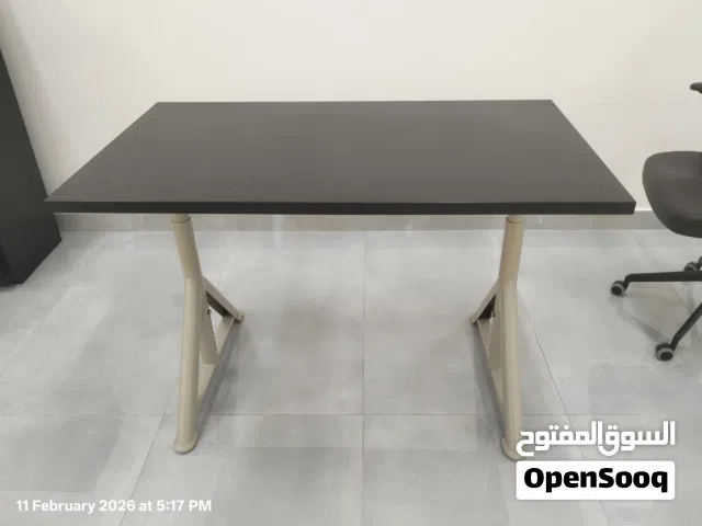 طقم مكتب متكامل من ايكيا، مثالي للعمل من المنزل أو للمكاتب الناشئة.