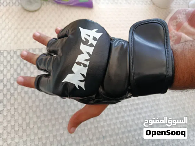 قفازات ملاكمه وفنون قتاليه