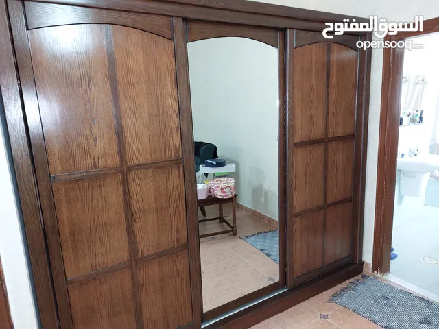 خزانة عدد 3 مع اثاث مستعمل للبيع معا