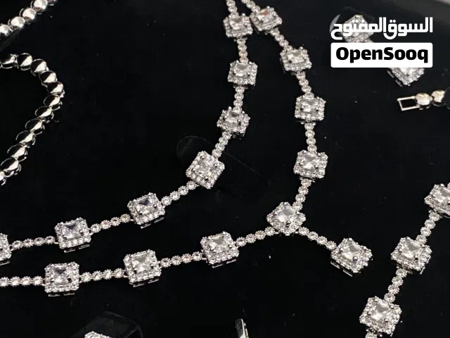 طقم فخم مرصّع بالفصوص اللامعة لإطلالة ملكية