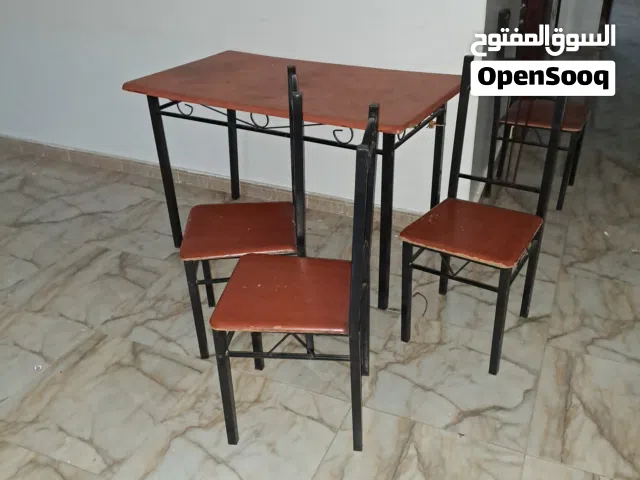 طاوله وأربع كراسي