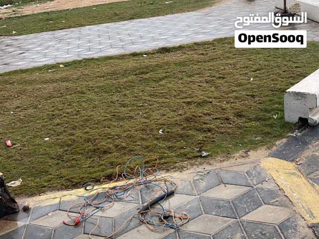 عمارة في نص شارع سورية ع الرايسي ثلاث طوابق وثلاث قواريج