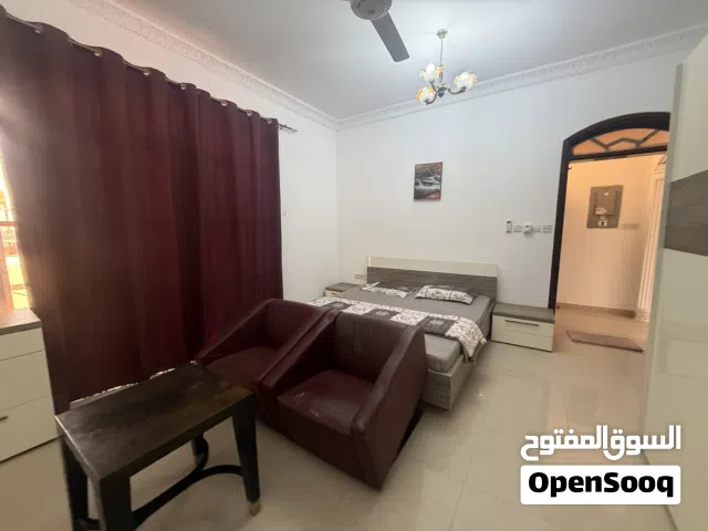 للجادين فقط وراغبين التميز والذوق الرفيع. غرفة النوم مع حمام مع بلكونة فقط في منطقة هادئة وأنيقة