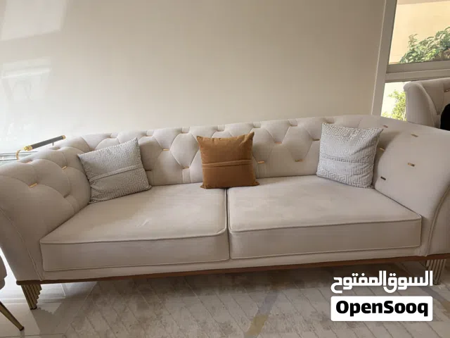 كنب نظيف جداً للبيع – استخدام خفيف كنب بحالة ممتازة، شبه جديد تم استخدامه لفترة قصيرة مع كنب هدية