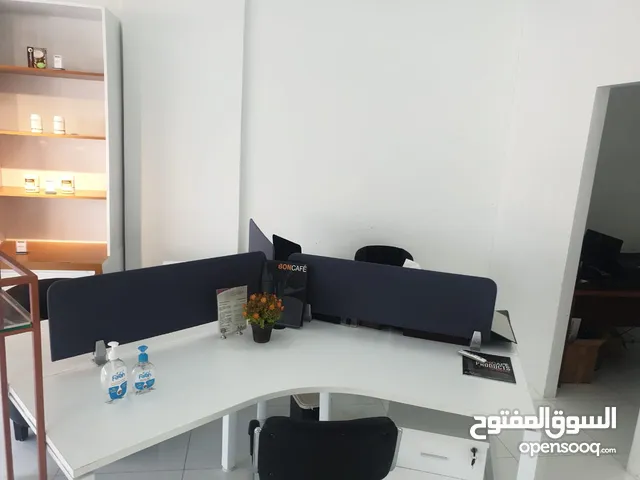 طاوله مكتبية لثلاثة اشخاص