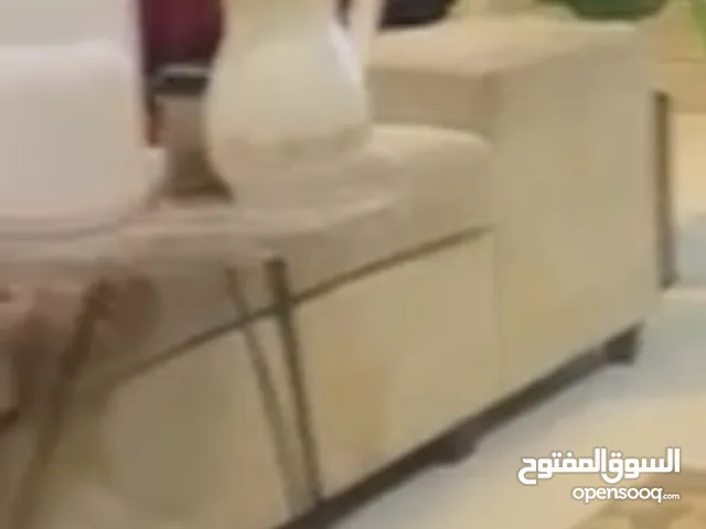 طقم كنب كبير وعريض وممتاز الخشب والاسفنج حرف L, طقم كنب جلسه ممتاز يكفي 6 اشخاص ، طاولة مدخل