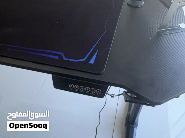 كرسي وطاولة