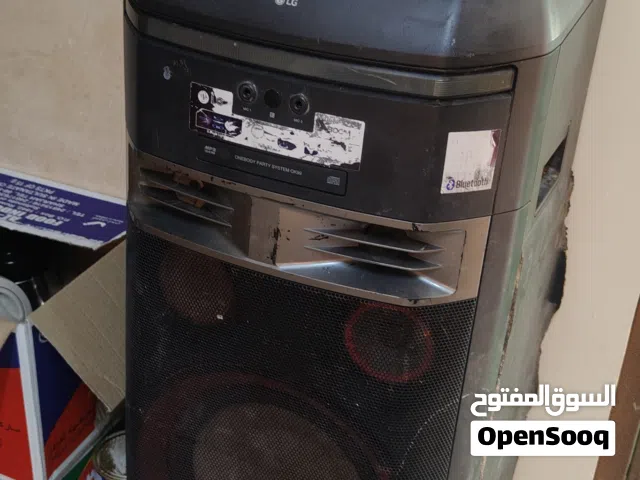 سماعه كبيرة وصوت عالي 35 ريال وموسيقه كاسيو 25 ريال ومسجلات وراديوات قديمه صنع اليابان 8 ريال لكل را