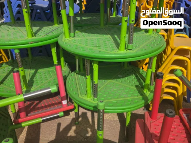 طاولات وكراسي مدرسية ومكاتب