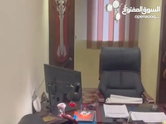 مقر اداري للبيع في كامب شيزار علي الترام مباشر