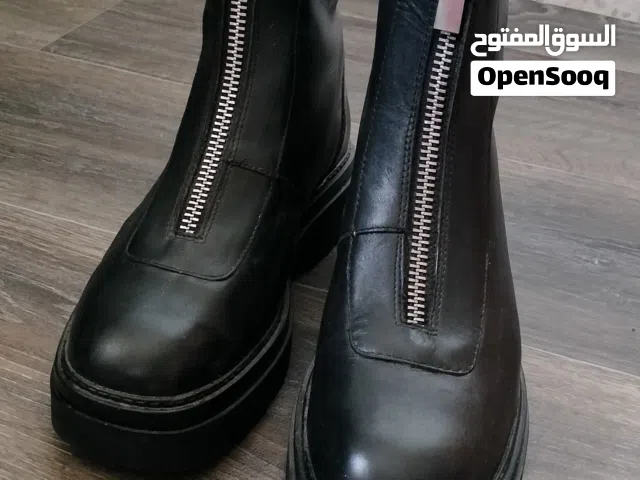 بوتس جداد من اوهانا نمرة 38 قالب صغير جداد مو ملبوس