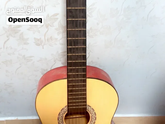جيتار كلاسيكي للبيع بسعر 60 دينار
