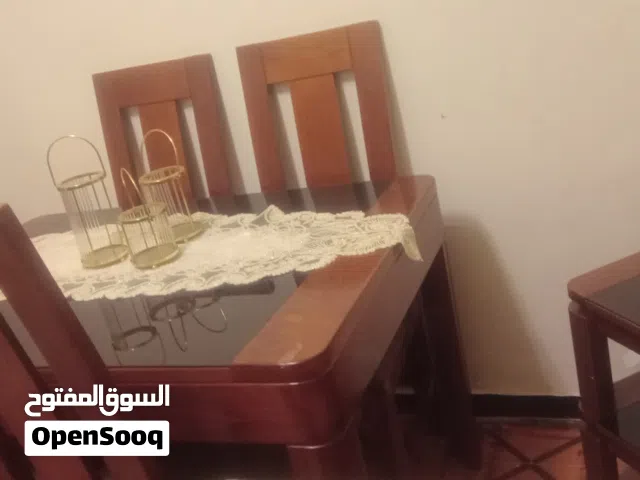 طاولة تحتوي على اربع كراسي مصنوع من الخشب اشتريتوها في 2023