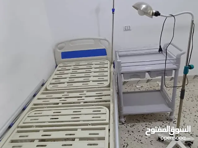 سرير طبي وترولي وإضاءة