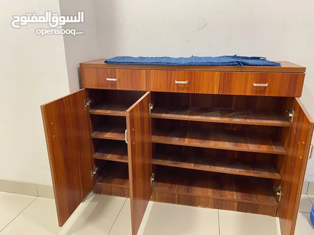 خزانة ملابس وخزانة أحذية مستعملة بحالة جيدة – السعر 50 فقط (كل وحدة 25) قابل للتفاوض