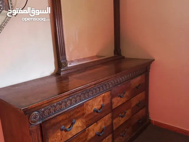 غرفه نوم خليجي مستعمل للبيع عبارة عن خزانه وتخت تواليت