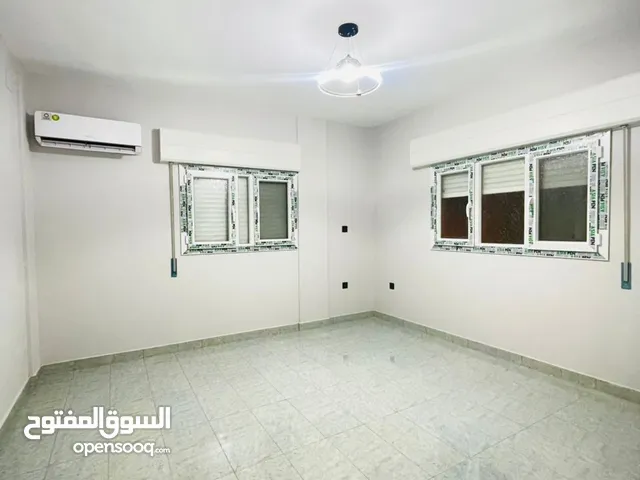 شقه ايجار سلماني غربي دور تاني غرفتين صاله حمام مطبخ مربوعه