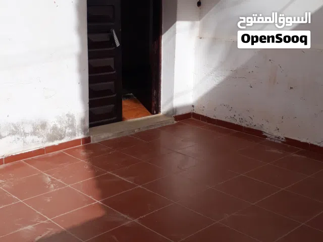 منزل ارضي مكون من عدد2 حجرة ومطبخ مجهز بالغاز ومكان للسيارة مكانه امن