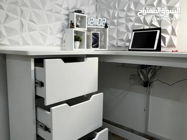 طاولة مكتبيه جيدة جيدا