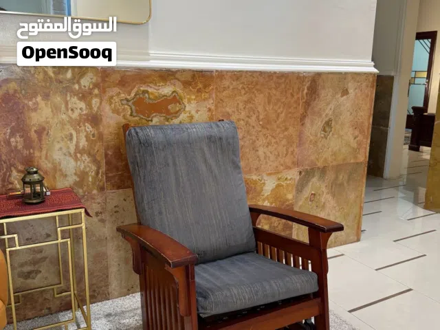 للبيع كرسي خشبي هزاز جميل جدا