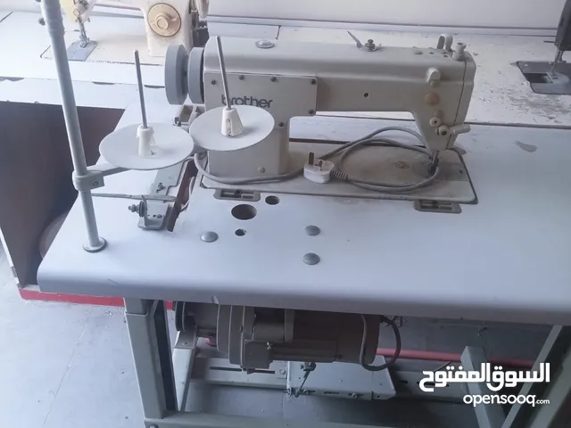 مكائن خياطة : سنجر 1، براذر 1، اوڤر لوك 1، تطريز مكائن خياطة صناعة هندية عدد 4 جميعها مستعملة