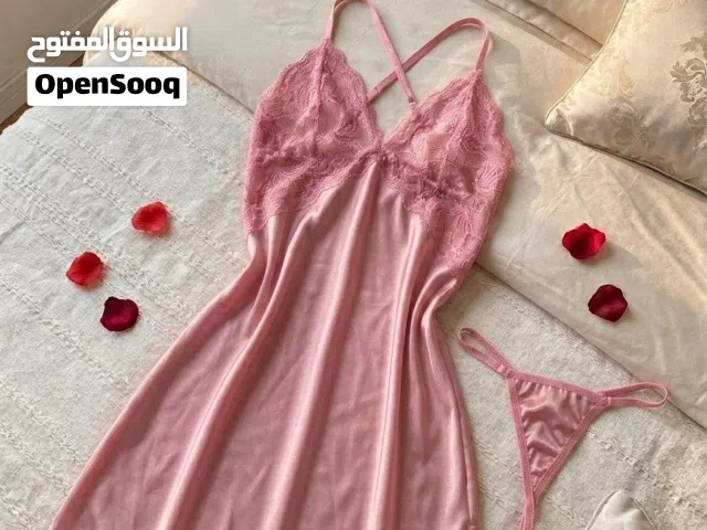 مع ثوب نوم نسائي