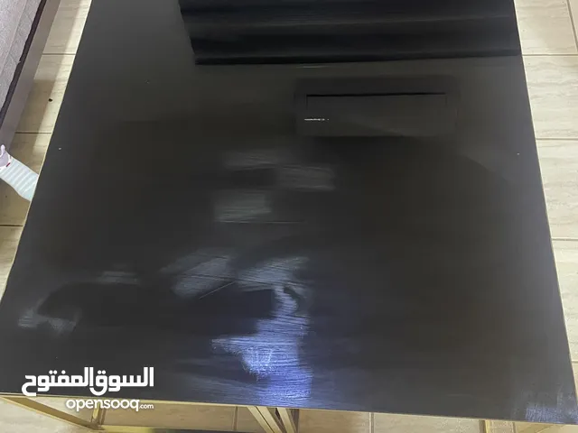 طاولة كبيرة مع اربع طاولات صغار