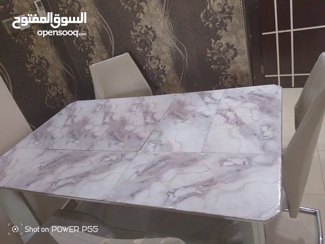 طاولة طعام كبيرة 180 طولها، عرضها 90