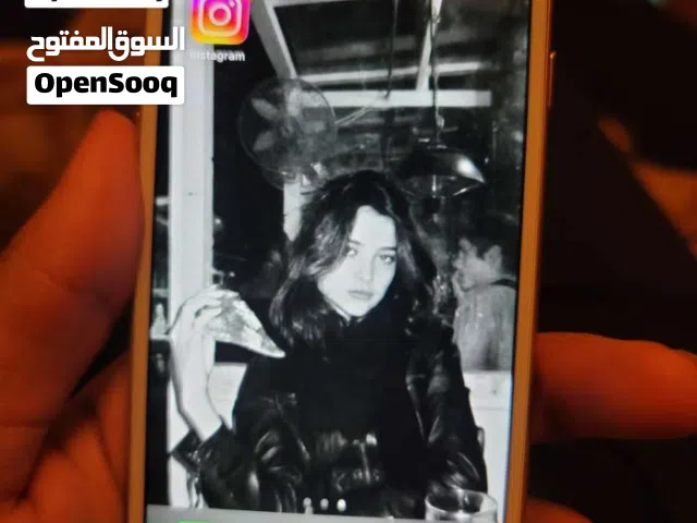 ايفون 8 ذاكرة 64 لون ذهبي جهاز حلو وشغال سيمكارت وانترنت وجميع البرامج
