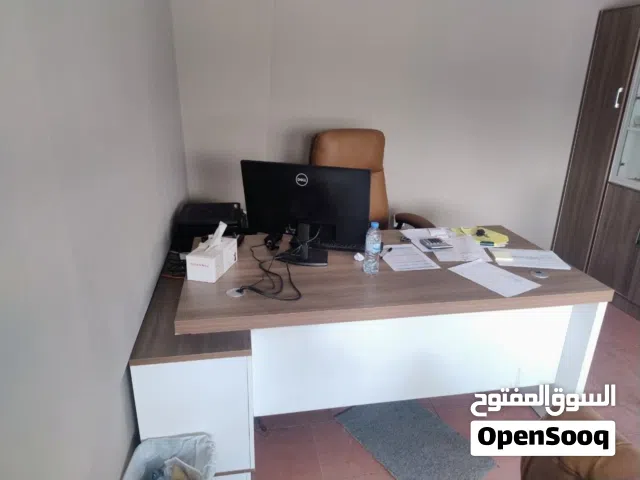 طقم مكتب مستعمل فاخر – 9 كراسي جلدية + 3 مكاتب عصرية