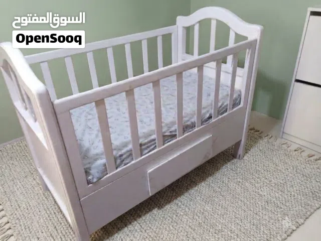 تخت بيبي سويد تفصيل ابيض وكاااالة