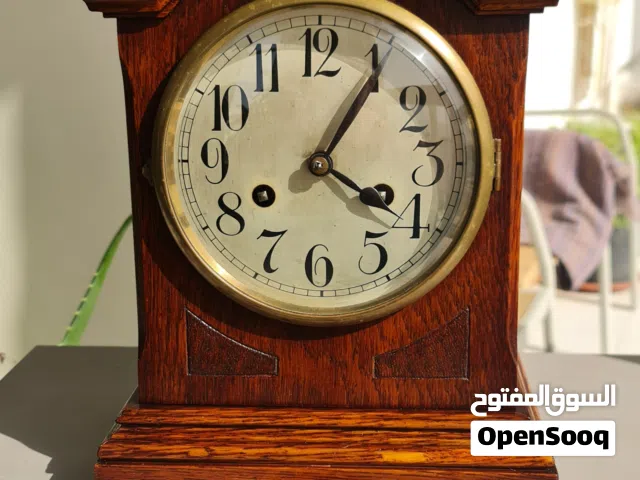STUNNING OAK MANTEL CLOCK. SOLID OAK. CIRCA 1910.