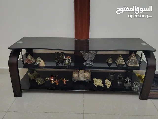 طاولة شاشة. زجاج اسود من جوانب خشب مستعملة قليل كتير كتير مرتبة واكابرية
